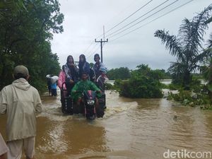 Usaha Korban Banjir Pandeglang Sediakan Jasa Ojek Tossa untuk Cari Cuan