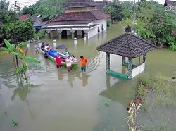 Jenazah Warga di Pati Diantar Pakai Perahu karena Banjir
