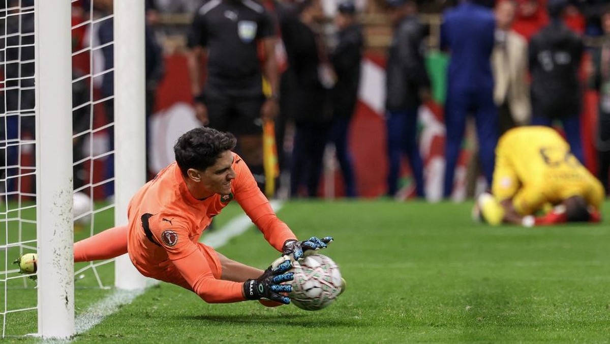 Kiper Yassine Bounou alias Bono di laga Nigeria vs Maroko. (Foto: AFP/FRANCK FIFE)