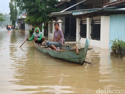 Banjir di Pati Capai 1 Meter, Warga Gunakan Perahu untuk Beraktivitas