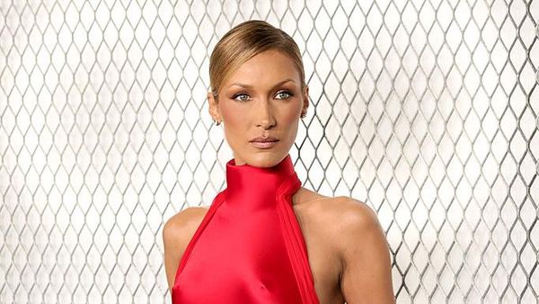 Gaun Merah Bella Hadid di Premiere The Beauty Disorot, Tandai Debut Akting