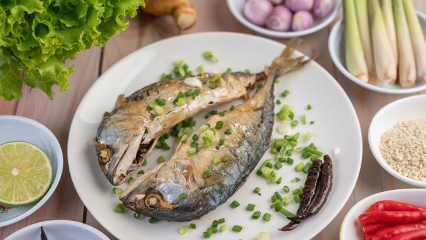 Ikan makerel mengandung lemak sehat dan berbagai vitamin yang bisa menurunkan kadar kolesterol jahat.