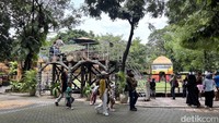 Kebun Binatang Surabaya Ramai saat Libur Panjang