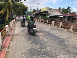 Jembatan Tandipau Palopo Berlubang Rawan Picu Kecelakaan