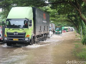 Jalur Pantura Pati-Rembang Masih Tergenang Banjir Siang Ini