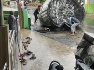Kubah Masjid Terbang Tersapu Puting Beliung di Tasikmalaya