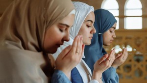 Sholawat Nariyah: Teks Bacaan, Sejarah, dan Tata Cara Mengamalkannya