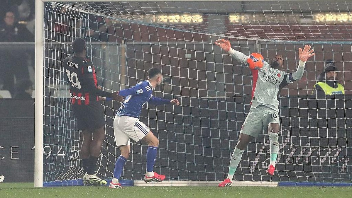 Mike Maignan menjaga AC Milan dari kekalahan saat bertemu Como. (Getty Images/Marco Luzzani)