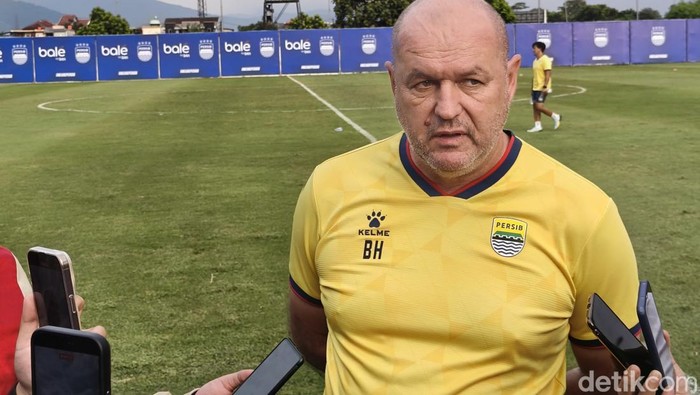 Pelatih Persib Bandung Bojan Hodak