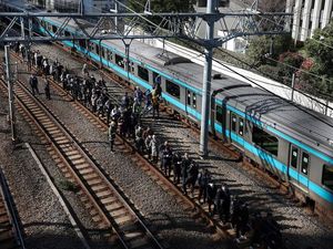 Kereta di Tokyo Lumpuh 9 Jam, Ratusan Ribu Penumpang Padati Stasiun