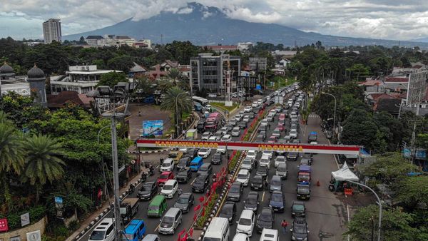 Puncak Bogor Dipadati Kendaraan Saat Libur Isra Miraj
