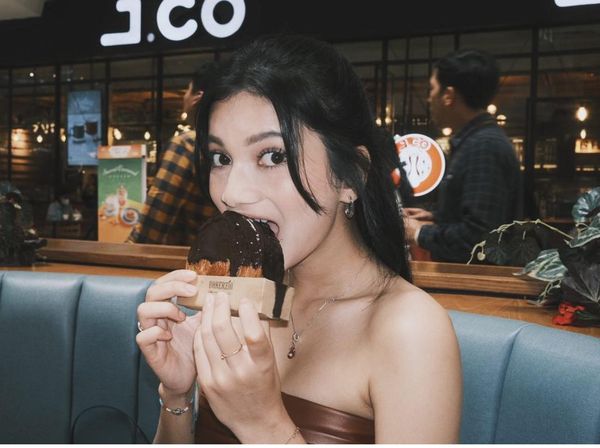 Manisnya Gaya Ratu Sofya saat Cicip Cromboloni hingga Tiramisu