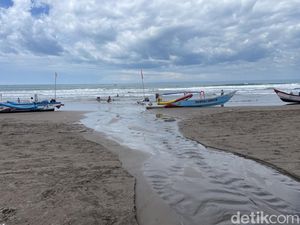 Wisatawan di Pantai Pangandaran Dihantui Bau Tak Sedap