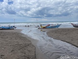 Wisatawan di Pantai Pangandaran Dihantui Bau Tak Sedap