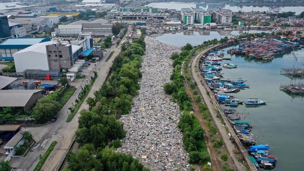 Sampah Menumpuk di Muara Baru, 120 Petugas Dikerahkan