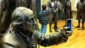 Kumpulan Foto Konyol Bareng Patung, Kamu Pasti Pernah