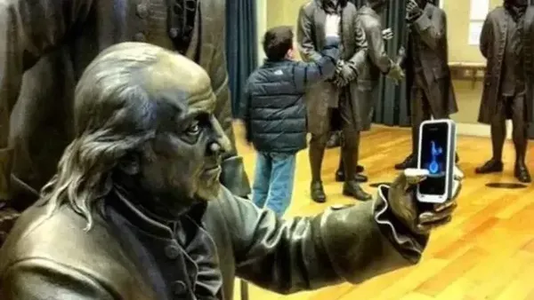 Kumpulan Foto Konyol Bareng Patung, Kamu Pasti Pernah