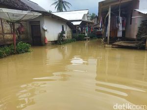 Hampir Sepekan Banjir di Pandeglang Belum Surut, Warga Kesulitan Air Bersih