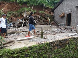 Hujan Deras Picu Longsor di Busungbiu, Satu Rumah Warga Tertimbun