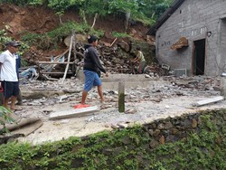 Hujan Deras Picu Longsor di Busungbiu, Satu Rumah Warga Tertimbun