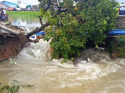 Video Ratusan Rumah di Karawang Terendam Banjir gegara Tanggul Jebol