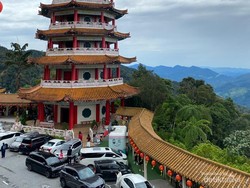 Menapaki Kuil Buddha di Atas Awan