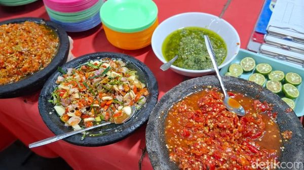 Warung Langganan Hotman Paris Ini Tawarkan Sambal dan Lalapan Sepuasnya!