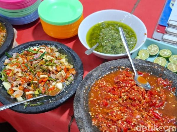 Warung Langganan Hotman Paris Ini Tawarkan Sambal dan Lalapan Sepuasnya!