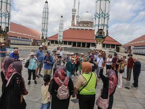 Wisatawan Kapal Pesiar Jelajahi Ikon Wisata Semarang