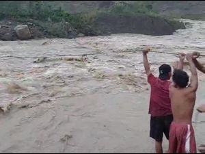 Ngeri! 3 Orang Sempat Terjebak Arus Deras di Curug Bogor Saat Mancing