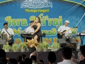 Geger Biduan Joget di Panggung Isra Mikraj Banyuwangi