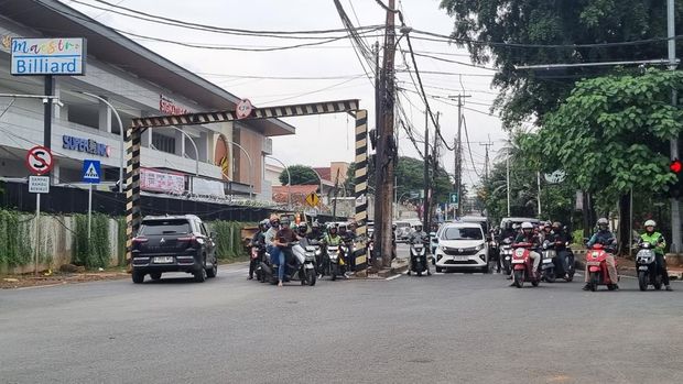 Aksi pengendara ramai-ramai lawan arus di Jalan Adhyaksa, Lebak Bulus, Jakarta Selatan. Warga mengeluhkan aksi tersebut bikin macet dan rawan kecelakaan lalu lintas.