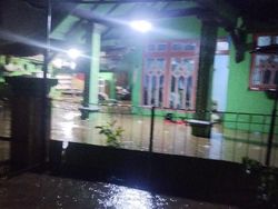 Banjir 1 Meter di Tongas Probolinggo, Warga Terpaksa Mengungsi