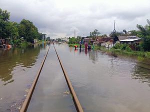 Jalur KA Pekalongan-Sragi yang Kena Banjir Mulai Bisa Dilalui