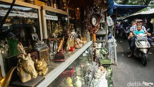 Berburu Harta Karun di Pasar Loak Jatinegara