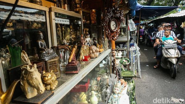 Berburu Harta Karun di Pasar Loak Jatinegara