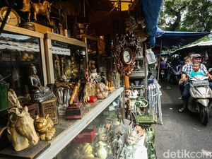 Berburu Harta Karun di Pasar Loak Jatinegara