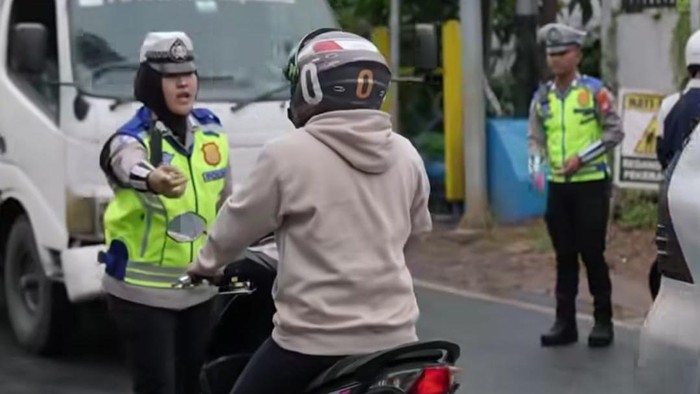 Polisi Cetak Teguran Tertulis terhadap Pengendara Lawan Arus di Lebak Bulus