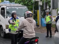 Polisi Pelototi Jalan Lebak Bulus Tiap Hari Cegah Pengendara Lawan Arah