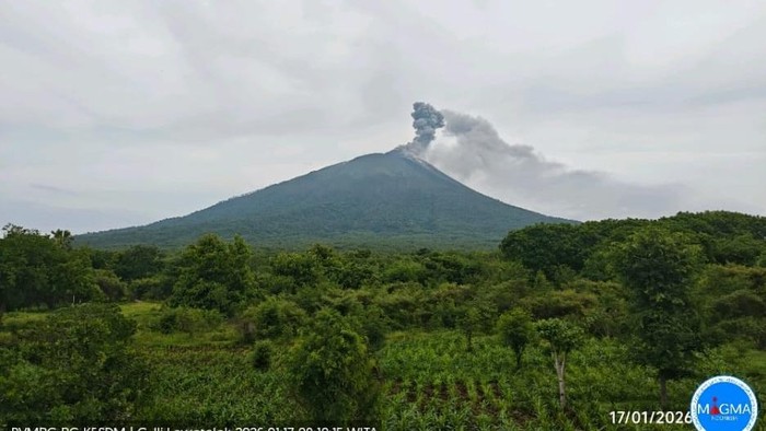 Gunung Ile Lewotolok di NTT Erupsi, 27 Desa Terpapar Abu Vulkanik