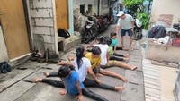 Semangat Anak-anak Jakut Latihan Akrobatik di Gang Sempit