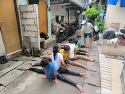 Semangat Anak-anak Jakut Latihan Akrobatik di Gang Sempit