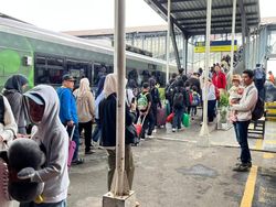 Perjalanan ke Surabaya Malang Telat Imbas Jalur KA Pekalongan Kebanjiran