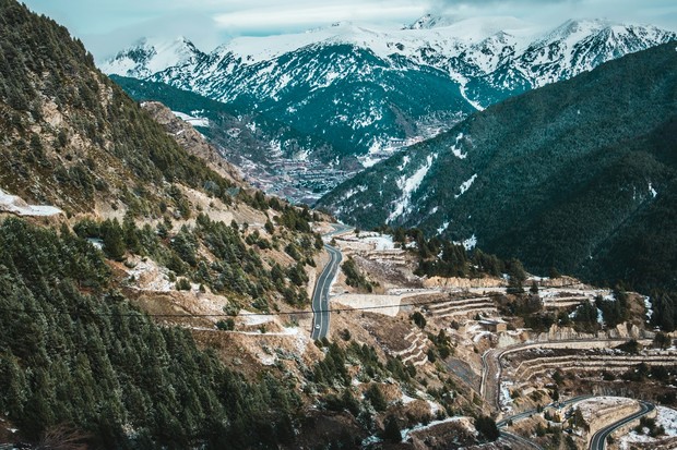 Keindahan Andorra, negara kecil yang bisa dijelajahi dalam satu hari/Foto: Unsplash.com/Denys Kostyuchenko Andorra menawarkan kombinasi alam pegunungan dan kota kecil yang nyaman untuk eksplorasi singkat.