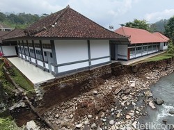 Ruang Kelas Ambles, Siswa SMPN 3 Busungbiu Terpaksa Belajar Daring