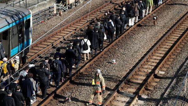 Kereta Lumpuh 9 Jam di Tokyo, Penumpang Tetap Tertib
