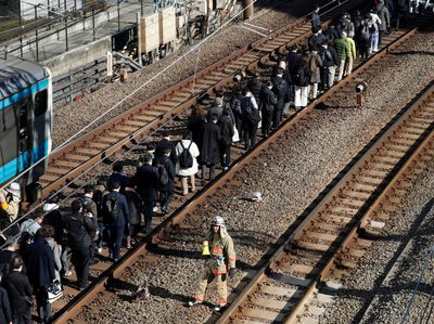 Kereta Lumpuh 9 Jam di Tokyo, Penumpang Tetap Tertib
