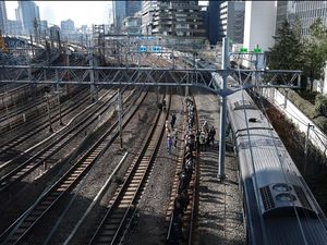 4 Orang Tewas Ditabrak Kereta Api dalam Insiden Langka di Jepang