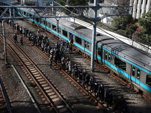 Listrik Padam, Jalur Kereta Paling Sibuk di Dunia Lumpuh Total!