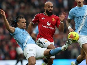 King MU Nih Bos! Saat Pemain Man City Dikucing-kucingin